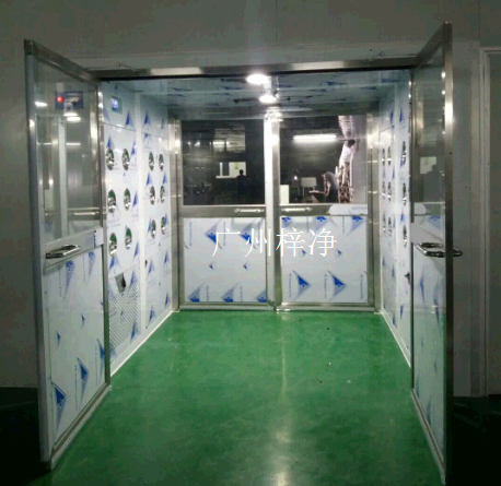 货淋室的两道门电子互锁，可以兼起气闸室的作用，防止未被净化的空气进入洁净室。