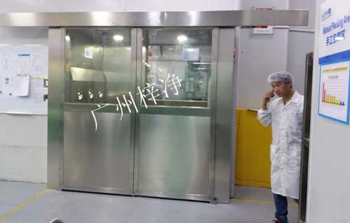自动门风淋室是一种通用性很强的局部净化设备。 自动门风淋室是一种通用性很强的局部净化设备。